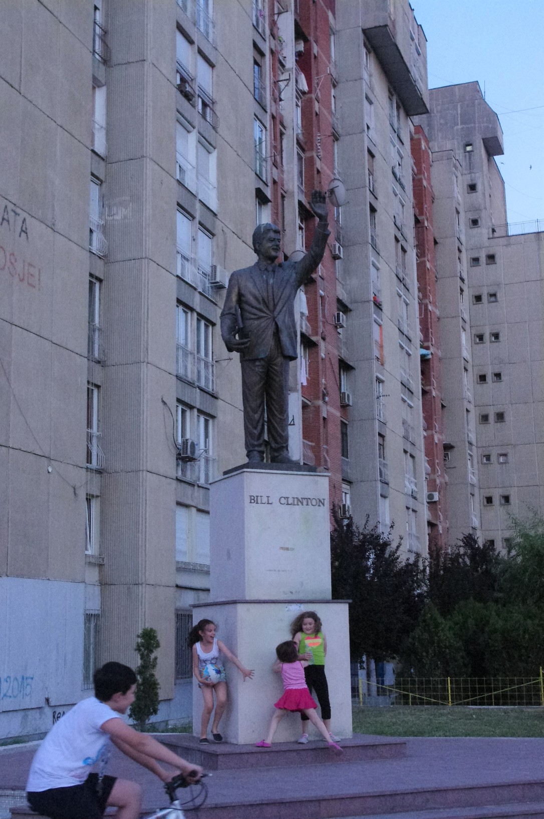 Bill Clinton statue Pristina